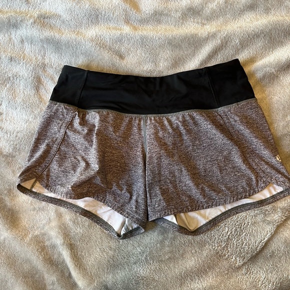 Lululemon size 4 hotty hots 2.5 inch in the color heathered grey/ black - Picture 1 of 3